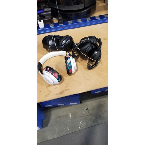 4 PAIRS OF WIRELESS HEADPHONES