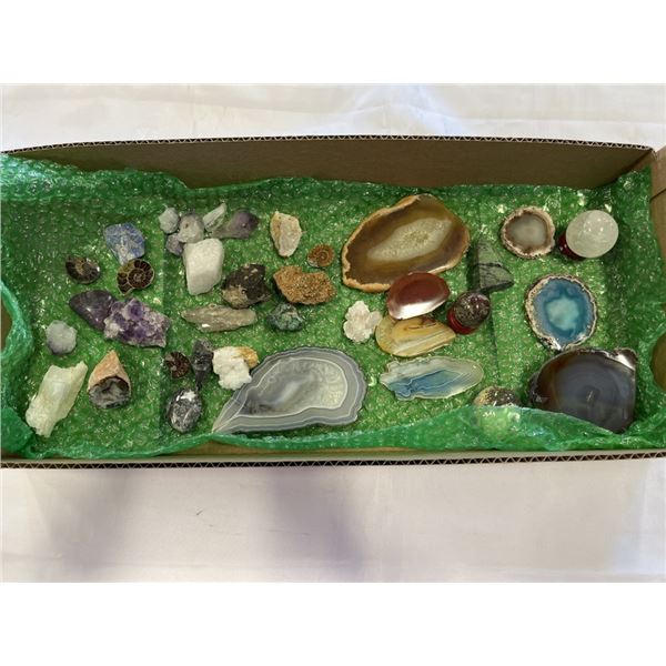 TRAY OF ASSSORTED SEMI PRECIOUS STONES AND FOSSILS