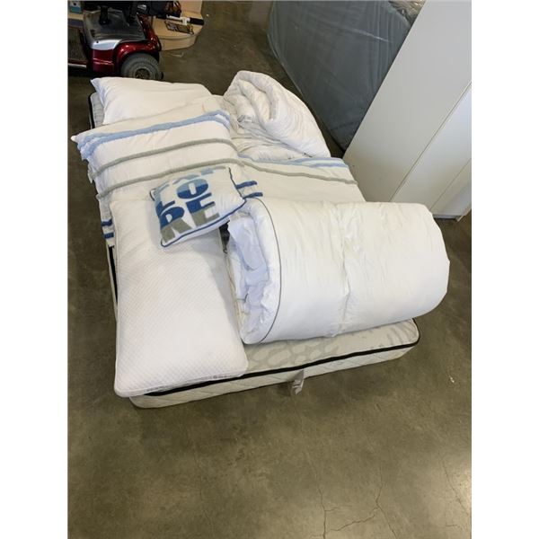 KING SIZE HOTEL COLLECTION DUVET AND ASSORTED KIDS ROOM DUVET ABND PILLOWS ETC