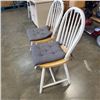 Image 3 : 2 WHITE DINING CHAIRS WITH SEAT CUSHIONS