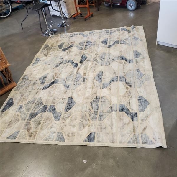 10' X 7' AREA RUG