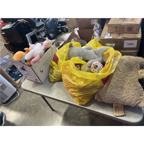 LARGE LOT OF ASSORTED STUFFED ANIMALS
