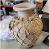 Image 2 : LION LAMP AND DECORATIVE VASE