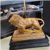 Image 3 : LION LAMP AND DECORATIVE VASE