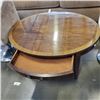 Image 3 : OVAL MAHOGANY COFFEE TABLE WITH DRAWER