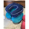 Image 3 : LOT OF NECK PILLOWS AND SEAT CUSHIONS