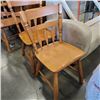 Image 2 : 4 MATCHING DINING CHAIRS