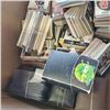 Image 2 : LARGE LOT OF ASSORTED SPORTS TRADING CARDS