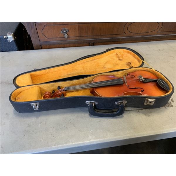 SUZUKI 220 1/4 SIZE VIOLIN IN CASE