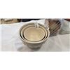 Image 2 : MAYFAIR AND JACKSON 3PC MIXING BOWL SET AND 2 LIDDED CONTAINERS