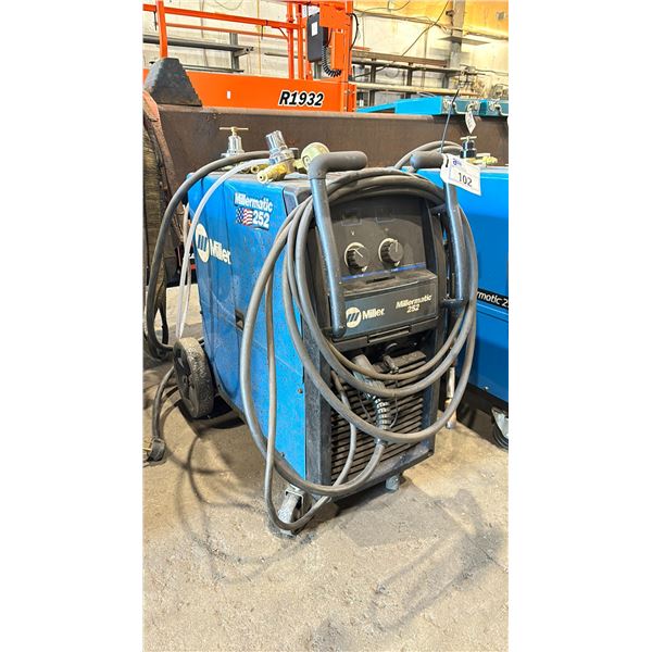 MILLER MILLERMATIC 252 INDUSTRIAL MOBILE MIG WELDER W/LINES & WELDING GUN
