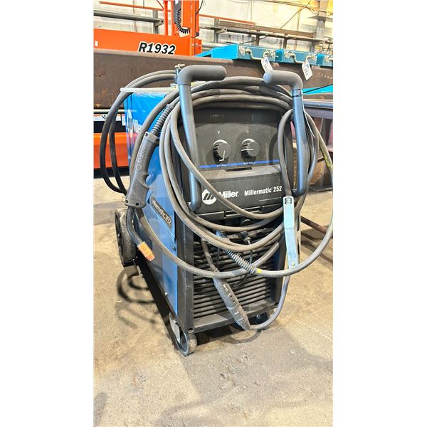 MILLER MILLERMATIC 252 INDUSTRIAL MOBILE MIG WELDER W/LINES & WELDING GUN