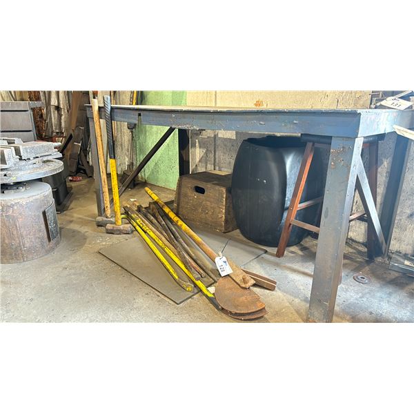 GROUP OF CONSTRUCTION HAND TOOLS - PRY BARS, CROW BARS AND SLEDGE HAMMERS (APPROX. 9 PCS.)