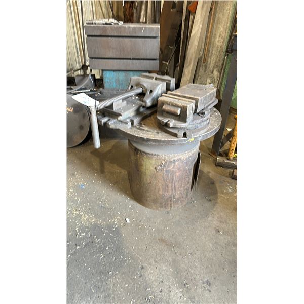 2 MACHINIST VICES AND WELDING TURNTABLE