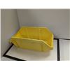 Image 1 : BAC EMPILABLE 19"x8.25"x7.25 JAUNE