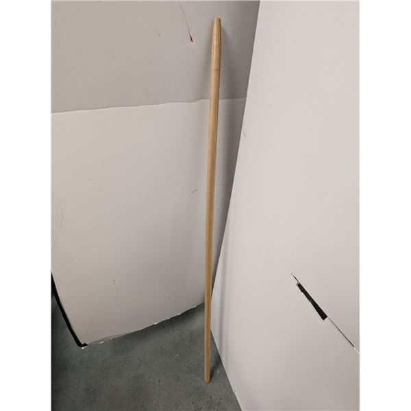 LOT: 7 POIGNÉES DE BALAIS/OUTILS EN BOIS