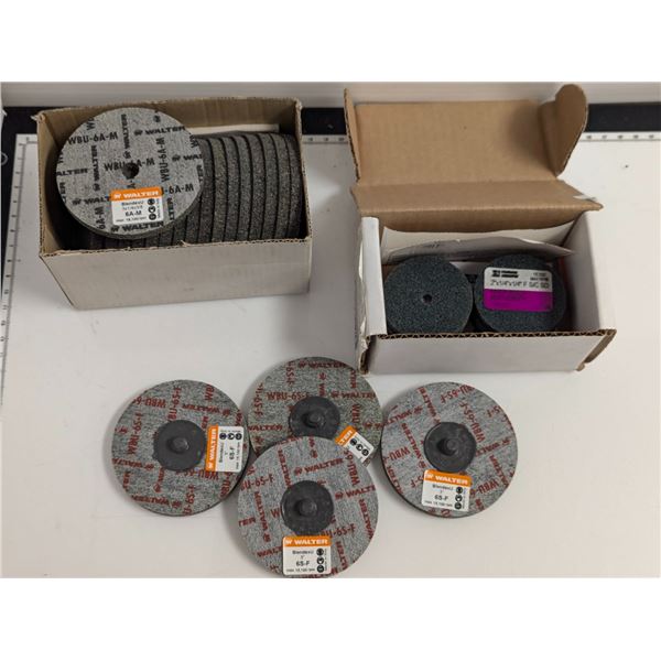 LOT: 29 DISQUES DE POLISSAGE ASST