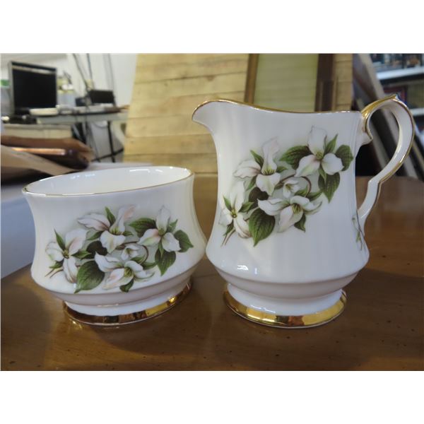 Royal windsor "white trillium" cream and sugar