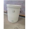 Image 1 : 10 gallon crock (no chips or cracks)