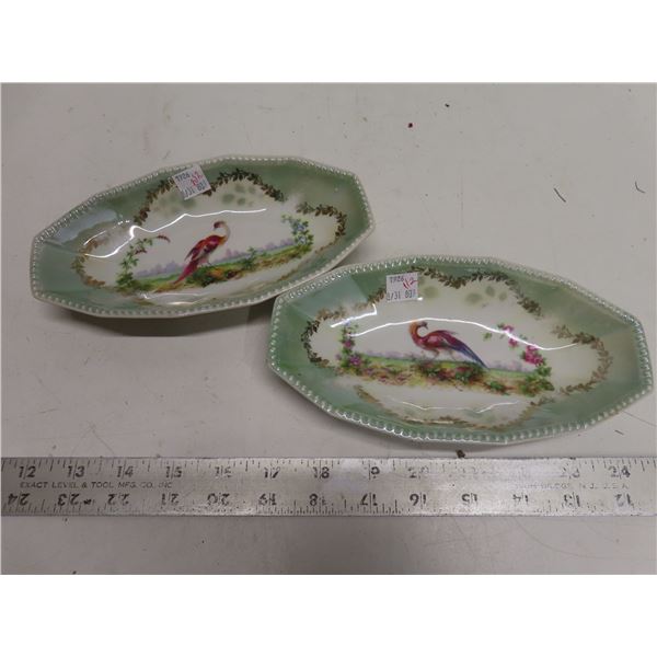 2 Decorative trays