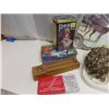 Image 3 : Box of collectibles - deer picture, cutting board, etc.