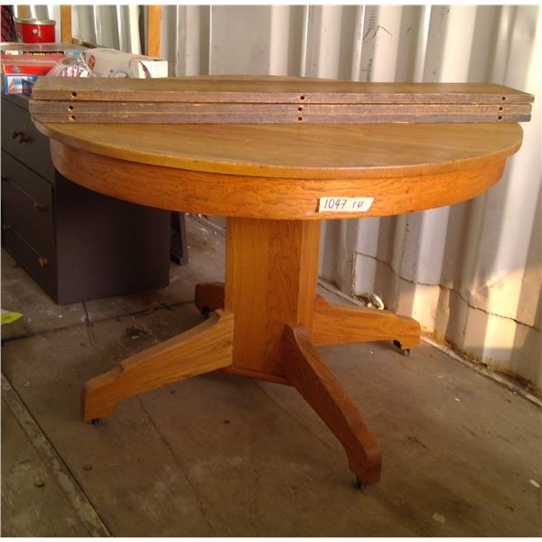 Round Oak pedestal Dining Table, 3 Leaves 29x41"