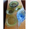 Image 1 : 5 glass dishes - 4 green, one blue