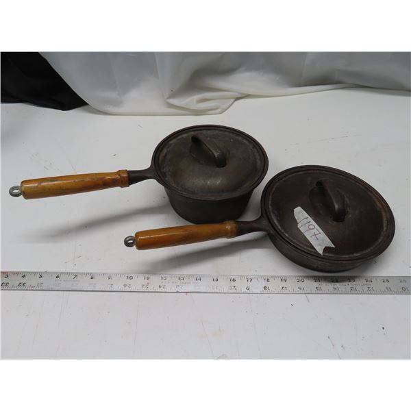 Pair of taiwan cast iron (20T sacue pan and 8 inch skillet) w/lids