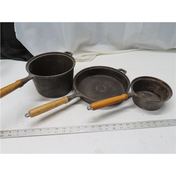 Lot of 3 taiwan cast iron (30T sauce pan 10 inch skillen and 10T sacue pan)