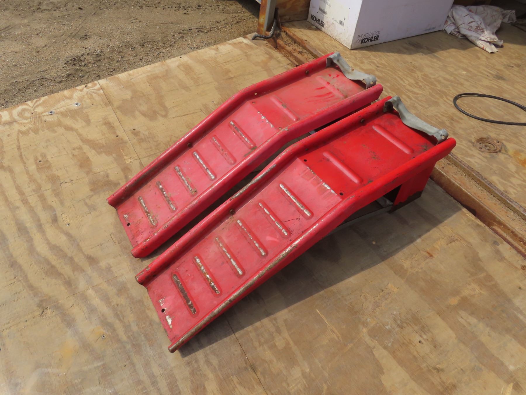red car ramps - Schmalz Auctions