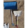 Image 2 : 2 shovels