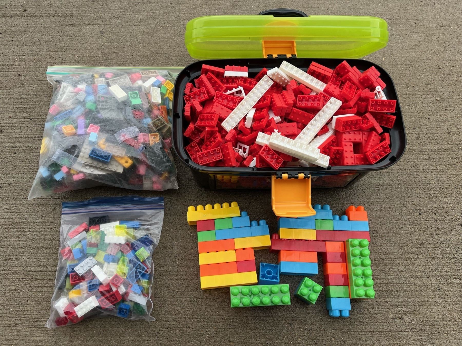 Variety of kids building blocks. 3 different kinds. - Schmalz Auctions