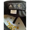 Image 6 : Boston Bruins collectibles - puck, hats