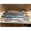 Image 1 : 4 hand saws, 2 trowels