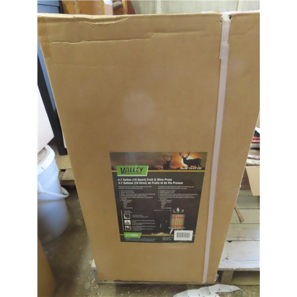brand new 4.7 gal fruit and wine press
