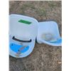 Image 1 : 2 Seats formed plastic