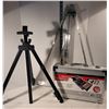 Image 3 : Metal case artist kit & 2 easels.