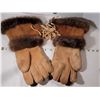 Image 3 : Men's vintage, beaded leather, fur (possibly beaver) gloves.