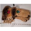 Image 5 : Men's vintage, beaded leather, fur (possibly beaver) gloves.