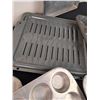 Image 7 : Assorted cook and baking ware