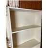 Image 2 : White bookshelf