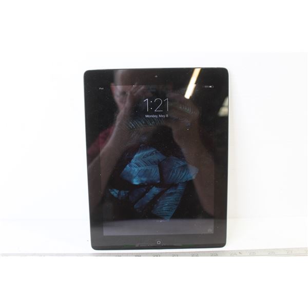 Apple 32G iPad (powers on, as is)