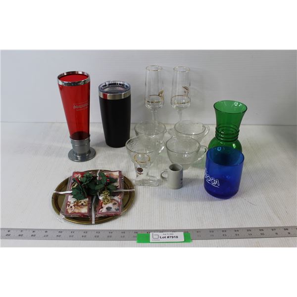 Dogs Christmas Holiday Ornament, Anchor Hocking Forest Green Glass Vase, Ron Carioca Rum Glass, Tige