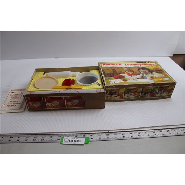 Vintage Mini-Mix-It Children's Mixing Set Toy