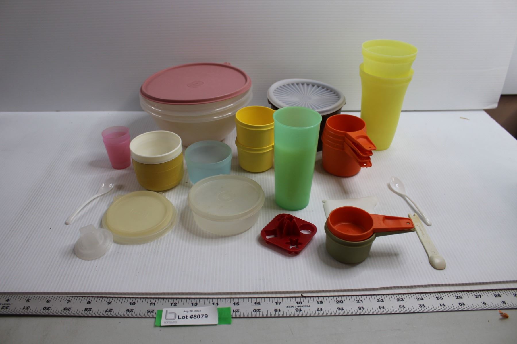 Assorted Tupperware Assorted Tupperware Items - Bodnarus Auctioneering