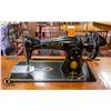 Image 2 : SINGER SEWING MACHINE IN SEWING TABLE