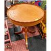 Image 1 : ROUND CLAWFOOT SCALLOPED EDGE TABLE 29" X 29"