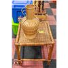 Image 1 : WICKER/RATTAN SIDE TABLE WITH WICKER/RATTAN VASE