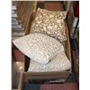 Image 1 : BOX OF ESTATE ACCENT CUSHIONS