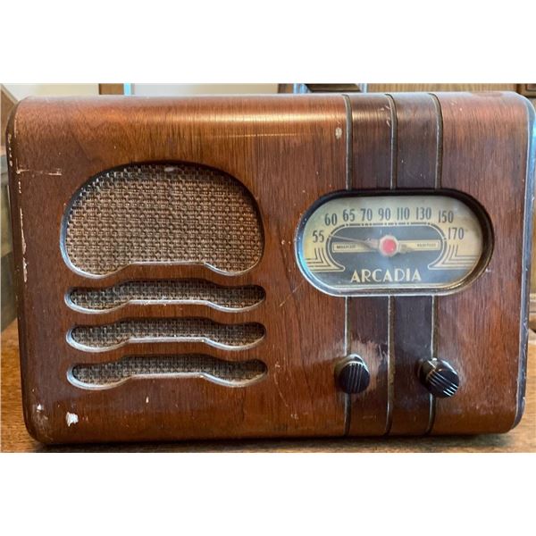 Antique Arcadia AM/FM Radio